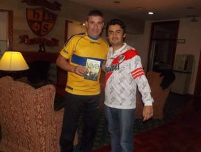 Futbolistas del Superclásico sénior Boca-River reciben libro Esperanza Viva en Neuquén