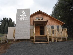Estudiantes adventistas ayudan a levantar templo en Chile