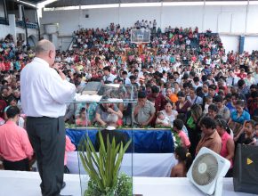 Más de 960 personas son bautizadas en caravana de Grupos Pequeños