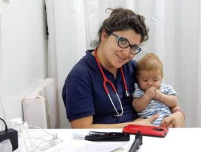 Médica renuncia a dos trabajos para ser voluntaria entre refugiados