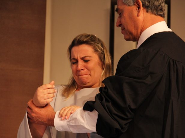 Momento de emoção da advogada, ao ser batizada pelo pastor Lima, na abertura do Concílio Anual da Igreja Adventista. Foto: Liane Prestes