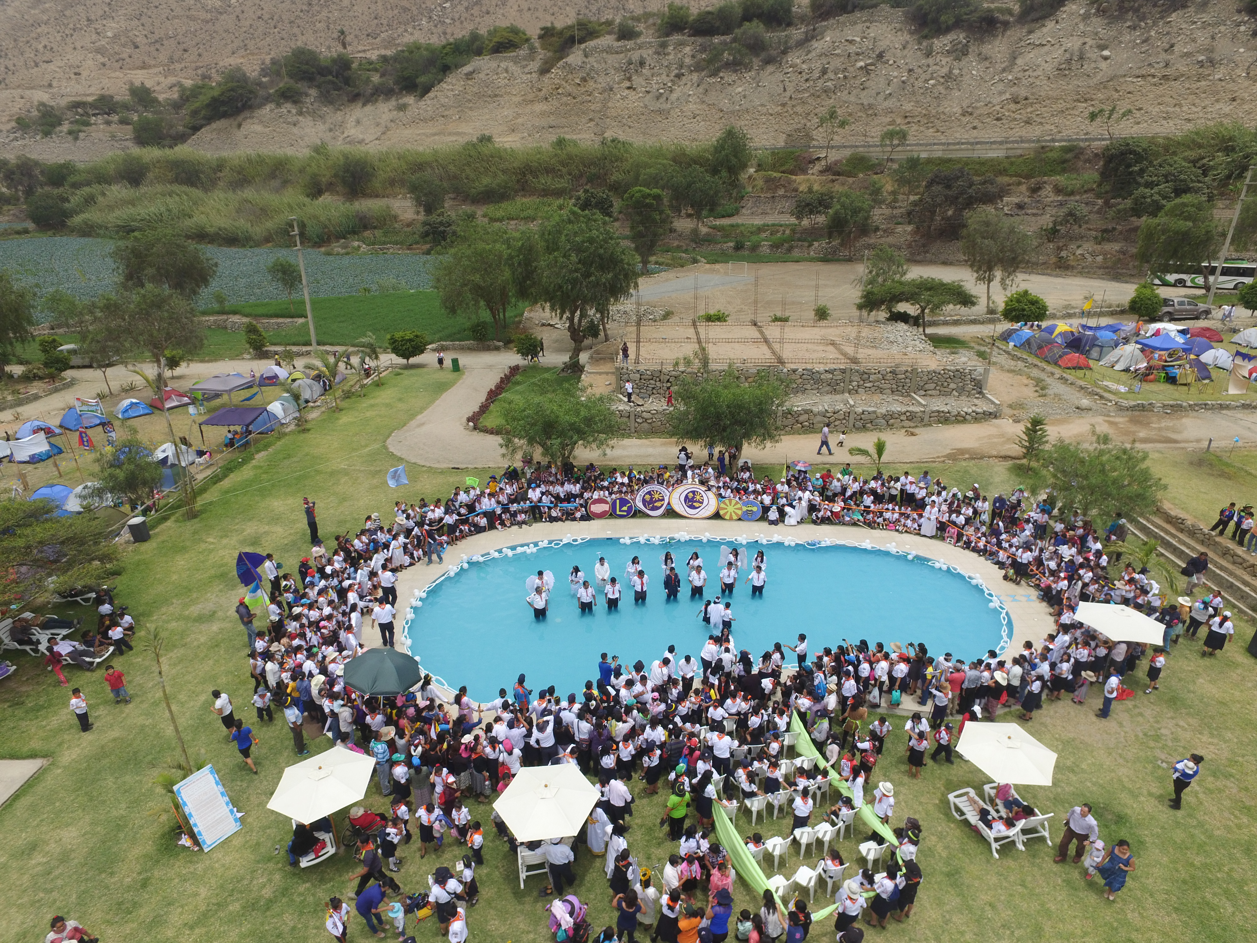 Momentos del bautismo de 51 personas en el Aventurí. 