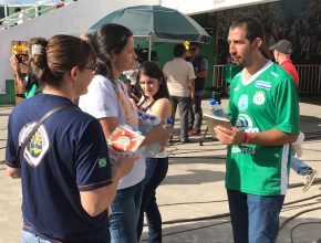 Voluntarios ayudan a simpatizantes y profesionales en el estadio de Chapecó