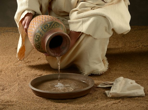 Imagen de Jesús de acuerdo a como describen los evangelios el momento del lavamiento de pies antes de la última cena. Foto: Shutterstock