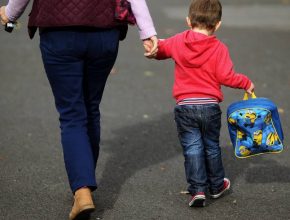 Padres deben estar atentos al primer año escolar de sus hijos