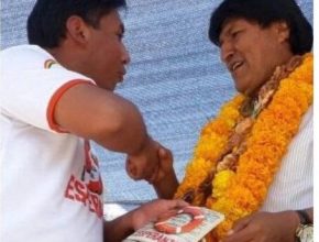 En acto público presidente boliviano recibió libro misionero