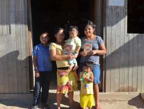 Familia es bautizada luego de leer libro 'En Busca de Esperanza'