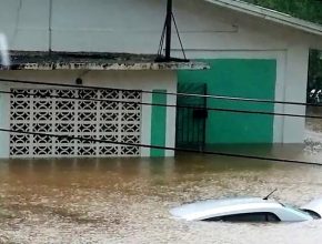 Fieles jamaicanos arriesgan la vida para salvar a familia en inundación