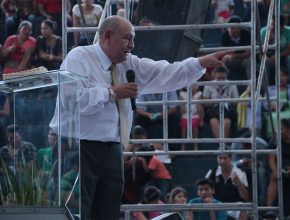 El pastor Alejandro Bullón llega a Bolivia para concluir con la campaña de Mayordomía