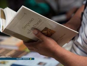 En Santiago de Chile literatura cristiana llega a decenas de personas