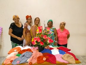 Mujeres producen piezas de crochet y lo donan a pacientes con cáncer