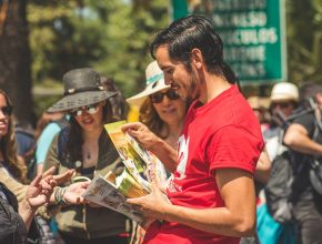 Jóvenes adventistas distribuyen libros misioneros en visita del Papa a Chile