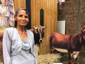 Mujer misionera ofrece historias bíblicas a niños menos beneficiados