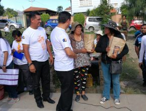 Jóvenes Adventistas celebran su día distribuyendo pan y agua
