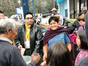 Jóvenes donan alimentos a inmigrantes en la frontera ecuatoriana
