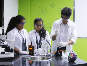 Colegio adventista inaugura moderno laboratorio de ciencias, en Perú