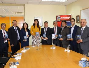 Alcaldesa de Antofagasta recibe libro misionero 