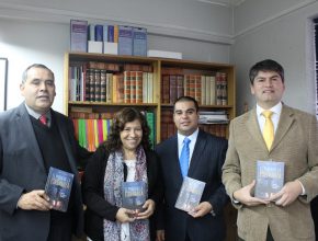 Jefa del departamento de educación en Santiago de Chile recibe libro misionero