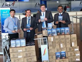 Tres mil libros misioneros son repartidos en los vuelos de la aerolínea BoA