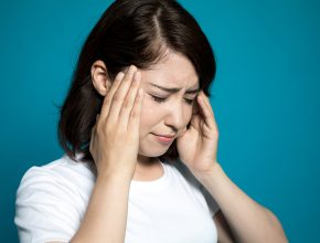 Especialista indica que la cefalea afecta especialmente al sexo femenino