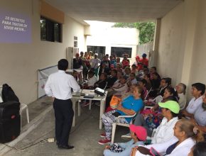 Alimentos CADE realiza programa para la tercera edad en hospital local