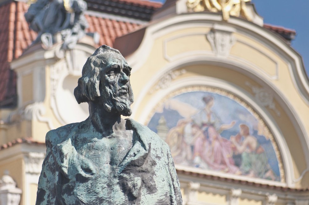 Estatua de Hus en Old Town Square, en la ciudad de Praga (Foto: Shutterstock)