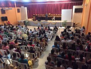 Iglesia Adventista en Ecuador realiza semana de evangelismo con predicador internacional