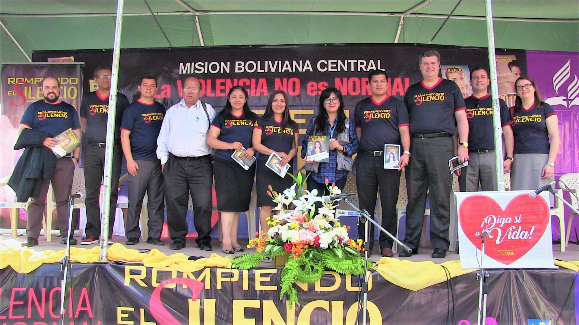 Autoridades eclesiásticas y municipales de cochabamba en la concentración del evento Rompiendo el Silencio
