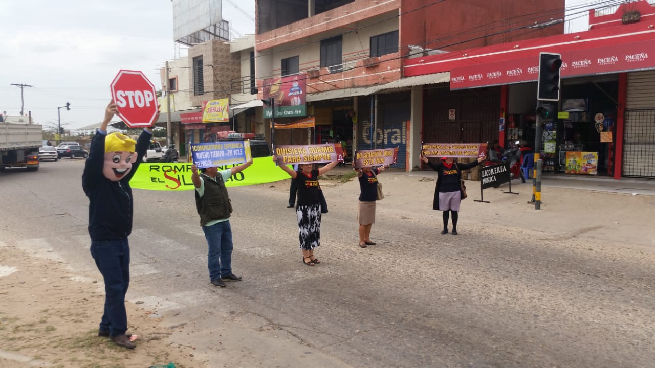 Jóvenes de la iglesia en Santa Cruz salen a las calles con carteles y pancartas con frases de ánimo y esperanza