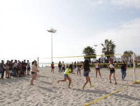 JÓVENES PARTICIPAN EN ACTIVIDADES RECREATIVAS EN PLAYA CAVANCHA