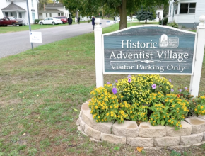 Líderes adventistas visitan villa histórica adventista
