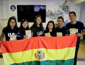 Voluntarios bolivianos; rumbo a Uruguay y Ecuador