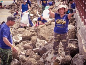 Súper Misión recolecta centenas de sacos de basura en Ecuador