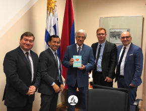 Presidente de Uruguay recibe ejemplar del libro Esperanza para la familia
