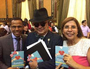 Concejales de Guayaquil-Ecuador reciben libro misionero