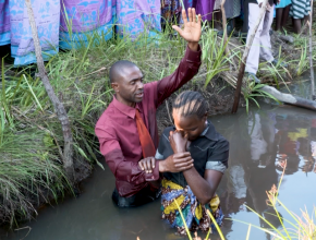 Evangelismo digital conduce ocho mil personas a Cristo, en Tanzania