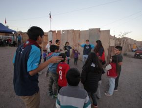 Jóvenes en Chile impactan comunidad en medio del desierto