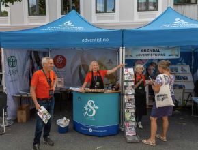 Adventistas noruegos entablan relaciones sociales en una feria callejera