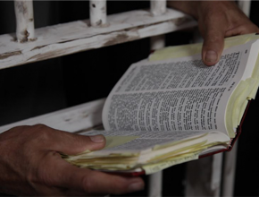 Presos de una cárcel estudian la Biblia con Radio Nuevo Tiempo