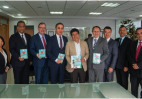 Alcalde de Quito, Ecuador, recibe el libro misionero Esperanza para la familia