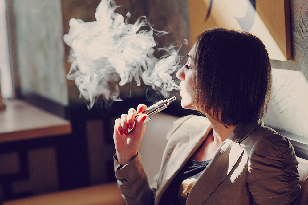 Los riesgos que trae el cigarrillo electrónico deben ser considerados, pues este también causa dependencia de la nicotina (Foto: Shutterstock).
