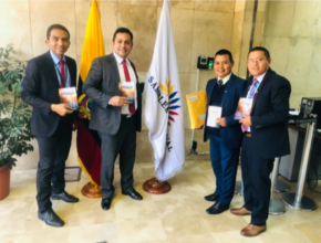 Miembros de la Asamblea Nacional del Ecuador reciben el 
