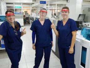 Profesionales fabrican máscaras para donar a personal de la salud