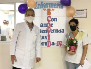 Enfermera es recibida por sus compañeros luego de vencer al coronavirus