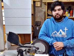 Joven carpintero argentino dirige transmisiones en vivo
