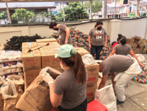 Adventistas en Ecuador ayudan a 682 familias con kits de alimentos