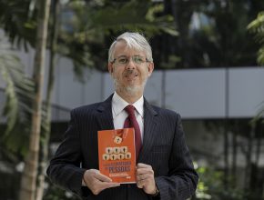 RR. HH. de la Iglesia Adventista en Sudamérica inspira libro sobre gestión de personas