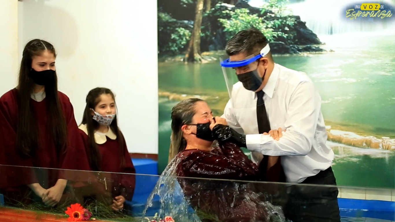 Decenas de personas fueron bautizadas en Argentina en campaña misionera  online - Noticias - Adventistas