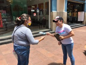 400 libros de esperanza fueron repartidos por adventistas en centro de Guayaquil