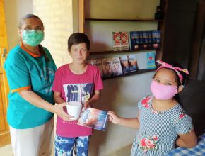 Mujer se une al Impacto Esperanza regalando libro misionero y un pote de helados